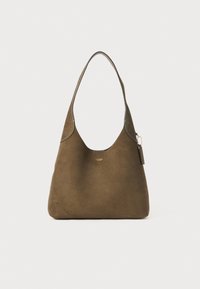 Borsa a tracolla in camoscio marrone con una singola tracolla e piccolo logo dorato centrato vicino alla parte superiore, su uno sfondo chiaro e semplice.