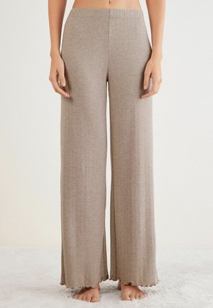 Pantalons à jambes larges en tissu marron clair, avec une surface texturée et un ourlet en forme de scallop. Taille élastique pour plus de confort.