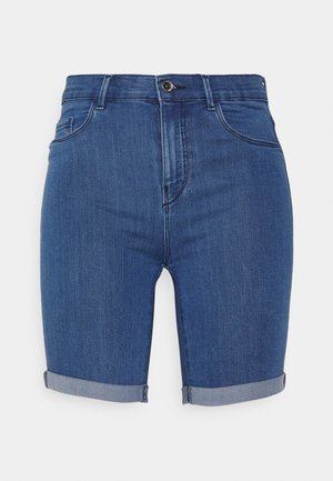 Pantalones cortos de mezclilla azul con dobladillos remangados, cierre frontal con botón y cremallera, trabillas para cinturón y bolsillos delanteros y traseros.