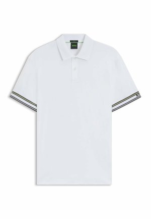 Witte polo shirt van een gestructureerde stof, met een drie-knops sluiting en horizontale strepen in groen en zwart op de mouwen. Bevat een logo op één mouw.