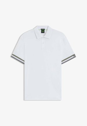 Biała koszulka polo z teksturowanej tkaniny, z trzema guzikami z przodu i poziomymi paskami w zielono-czarnym kolorze na rękawach. Posiada logo na jednym rękawie.