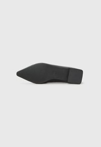 Zapato negro de punta afilada con parte superior lisa, tacón cuadrado y suela de goma texturizada. La suela presenta un patrón fino para mayor agarre.