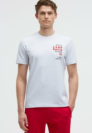 RUNDHALS MIT RÜCKEN-ARTWORK - Print T-shirt - opticwhite