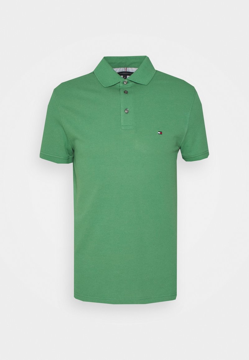Polo vert à manches courtes avec deux boutons, un col, et un petit logo brodé sur le côté gauche de la poitrine.
