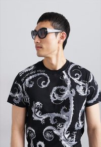 Versace Jeans Couture CHROMO - Tričko s potlačou - white/black