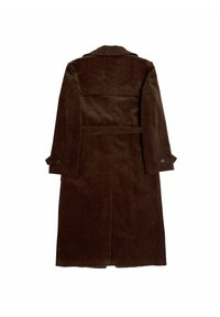 Brązowy płaszcz z korduroju z paskiem w talii, z klapami, długimi rękawami i pionowym prążkowanym wzorem. Posiada mankiety zapinane na guziki oraz średniej długości krój.
