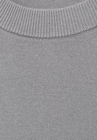Graues Strickgewebe mit glatter Textur. Verfügt über einen gerippten Rundhalsausschnitt und ein einheitliches Muster im gesamten Gewebe.