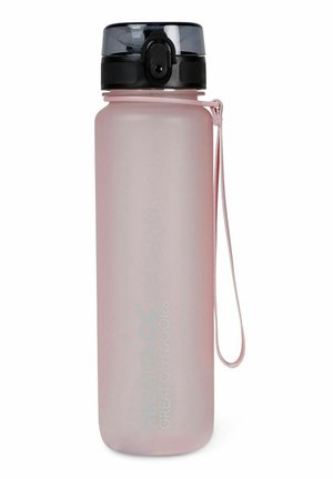 Botella de agua rosa mate con tapa abatible negra, correa para llevar y logo tenue de "Regatta Great Outdoors" en el lateral.