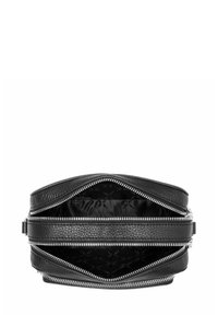 Czarna skórzana torba z dwiema otwartymi komorami zamykanymi na zamek, w których widać czarną wzorzystą podszewkę.