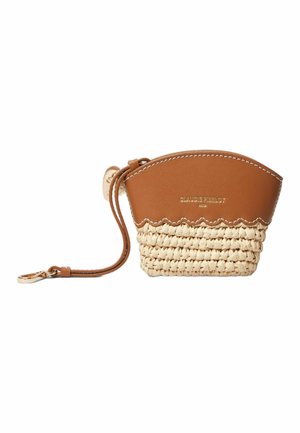 Pochette en cuir brun et paille tissée avec un bord festonné, dotée d'une sangle pour le poignet et de quincaillerie dorée. Logo de la marque visible sur le cuir.