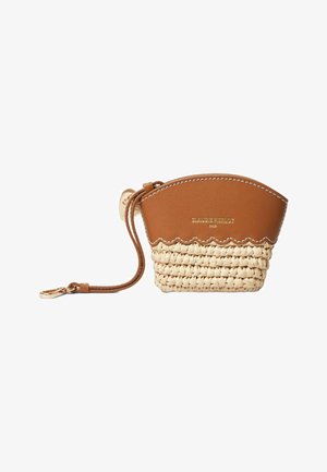 Pochette in pelle marrone e paglia intrecciata con bordo scallopato, dotata di una tracolla e di hardware in oro. Logo del marchio visibile sulla pelle.