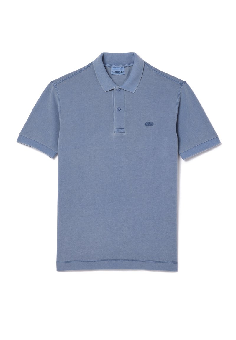 Camisa polo azul de algodón, con una tapeta de dos botones y manga corta. Incluye un logotipo bordado sutil en el pecho.