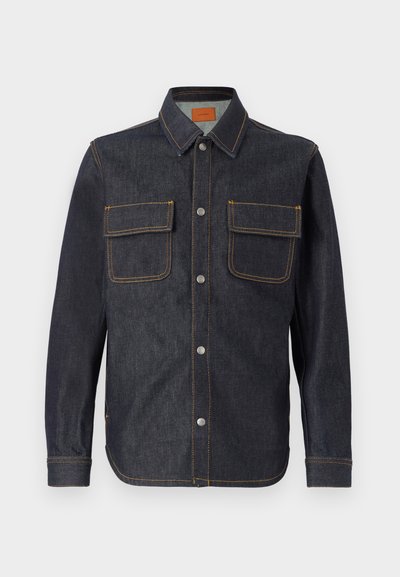 Tumman denim-takki, jossa on nappisuljenta edessä, kaksi rintataskua, kontrastivärinen keltainen ommel ja klassinen kaulussuunnittelu.