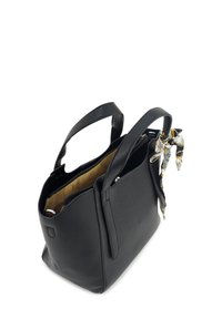 Zwarte handtas van textuurleer met twee handvatten, open bovenkant en gouden binnenkant. Voorzien van een decoratieve geprinte sjaal die aan het handvat is geknoopt.