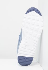 Nike Sport-Sohle, weiß mit tiefblauen Akzenten. Texturiertes Gummi mit quadratischen Profilen für Traktion und Langlebigkeit.