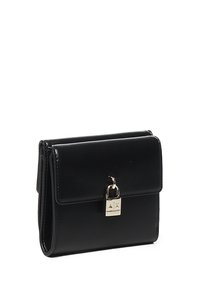 Borsa a tracolla in pelle nera con chiusura a pattina, dettaglio della serratura in hardware argento, forma strutturata e texture liscia. Design compatto per gli essenziali.