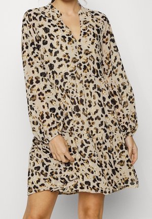 Leopardenmuster-Kleid aus leichtem Stoff; mit V-Ausschnitt, langen Puffärmeln und gestuften Rüschen am Saum. Beige, Schwarz und Braun.