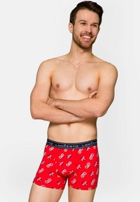 Czerwone bokserki z zabawnym wzorem przedstawiającym kontrolery gier, elastyczny pas z czarnym brandingiem oraz dopasowany krój.