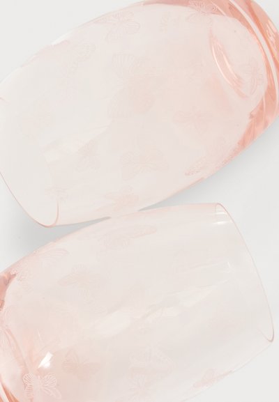 Deux gobelets en plastique rose translucide avec des motifs subtils de papillons sur fond blanc, qui se chevauchent.