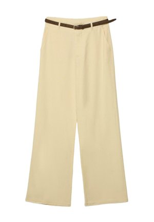 Bež široke hlače z žepi spredaj in rjavo pletenim pasom v pasu.