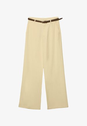 Bež široke hlače z žepi spredaj in rjavo pletenim pasom v pasu.