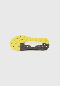 Semelle de chaussure de course avec une section noire et des nœuds de traction jaune vif. Présente une surface texturée et un motif géométrique pour une meilleure adhérence.