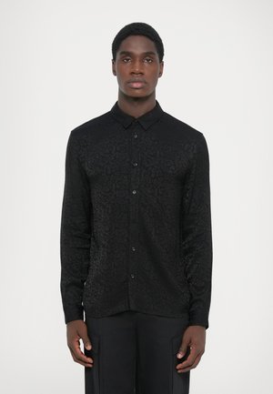 Zwarte overhemd met knopen, voorzien van een reliëf bloemenpatroon, lange mouwen en een klassieke kraag. Gemaakt van gestructureerde stof, het heeft een getailleerde pasvorm.