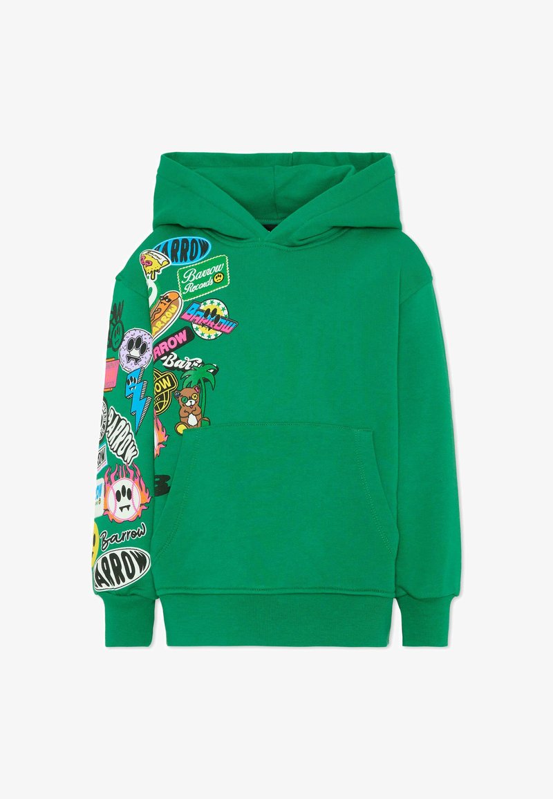 Sweat à capuche vert avec poche avant et patchs multicolores style cartoon ainsi que des logos sur la manche gauche et la zone supérieure gauche de la poitrine.