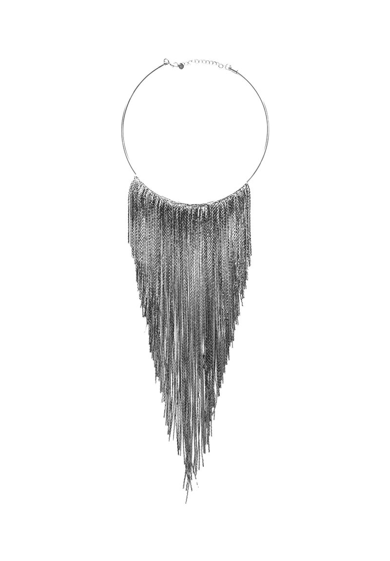 Strieborný náhrdelník so statement dizajnom, obsahujúci okrúhlu väzbu a dlhé kaskádové strapce z reťazí. Má kovový povrch a nastaviteľné zapínanie.