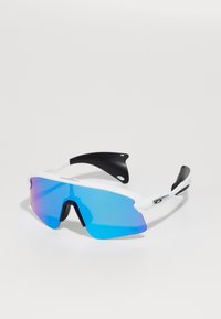 Occhiali da sole sportivi bianchi con accenti neri, grandi lenti blu riflettenti, design avvolgente e naselli regolabili per il massimo comfort.