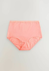 Mutande a vita alta color pesca realizzate in un tessuto liscio, con una fascia elastica ampia sulla vita decorata con la scritta "NEXT" in un design discreto.