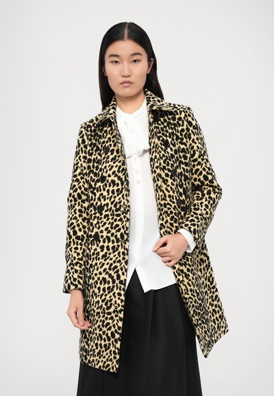 Palton cu imprimeu leopard, cu nasturi negri, realizat dintr-un material moale. Dispune de un guler cu vârfuri și un design relaxat, de lungime medie.