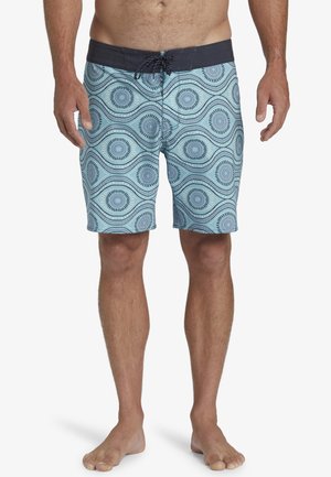 Herren-Badehosen in Hellblau mit einem dunklen Bund. Mit einem Wellenmuster und kreisförmigen Designs, aus leichtem Stoff gefertigt.