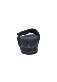 Dunkelblaue Sandale mit gepolstertem Riemen und strukturiertem Fußbett. Verfügt über einen leichten Absatz und ein geprägtes Logo auf der Rückseite.