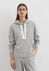 Grijze hoodie met een voorzak in kangoeroestijl, witte trekkoorden, ribgebreide manchetten en zoom. Zachte textuur, casual design, gecombineerd met bijpassende broek.