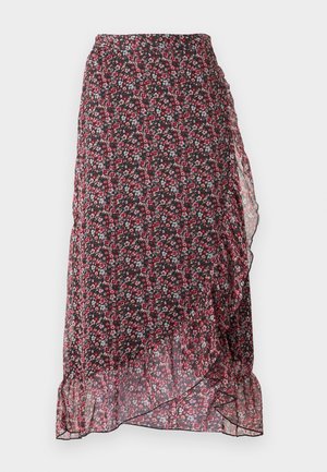 Czarna spódnica midi w czerwono-biały kwiatowy wzór, styl kopertowy, z falbaną na dole, na jednolitym tle.