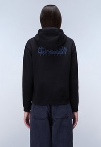 Sudadera negra con una capucha amplia, puños acanalados y un logo impreso en azul oscuro en la parte posterior. La tela parece suave y texturizada.
