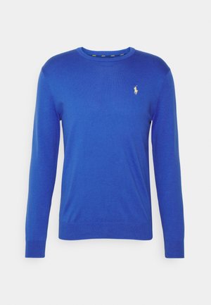 Herren-Pullover mit langen Ärmeln in Königsblau, Rundhalsausschnitt, mit kleinem gelbem gesticktem Logo auf der linken Brust.