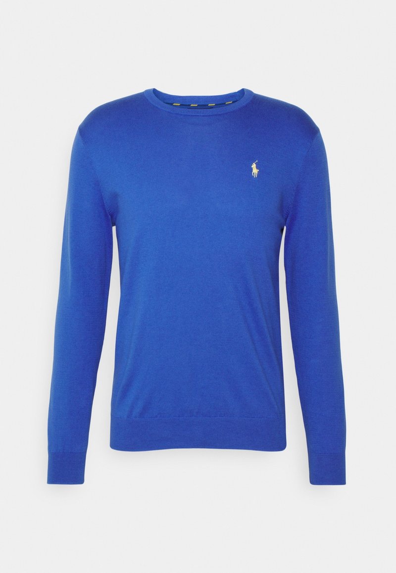 Pull à manches longues bleu roi pour homme avec un col rond et un petit logo jaune brodé sur la poitrine gauche.