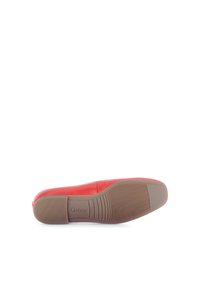 Roter Lederschuh mit abgerundetem Zeh, glattem Obermaterial und strukturiertem Gummisohle. Mit "Gabor"-Logo auf der Sohle.