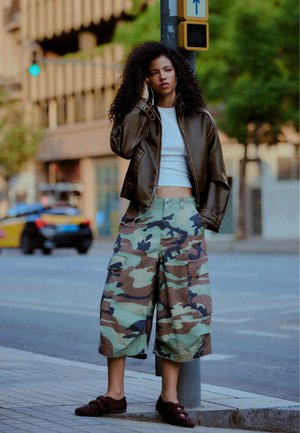 Bershka, CARGO WITH PRINT - BERMUDA SHORTS - Cargobroek - khaki