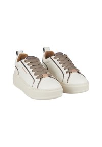 Sneaker bianche in pelle con lacci in tessuto grigio, dettagli metallici e una spessa suola in gomma color crema. Logo visibile sulla linguetta e sul tallone.