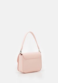 Strukturovaná růžová kožená kabelka s horním víkem, nastavitelným ramenním popruhem a hladkým povrchem. Má minimalistický design a zlaté kovové detaily.