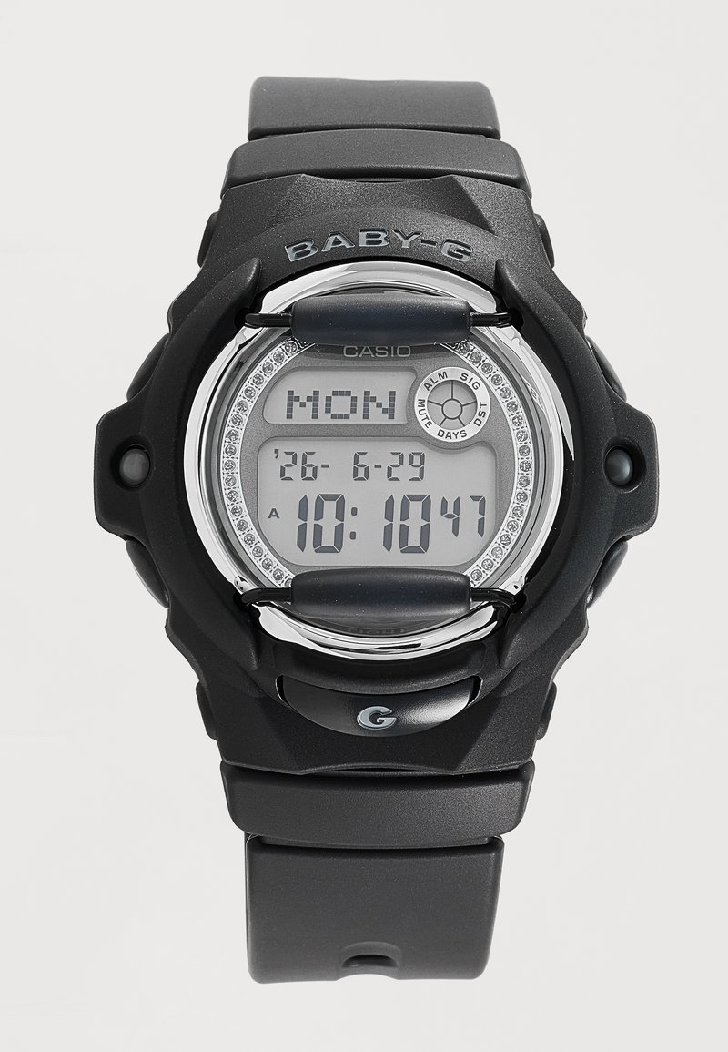 Μαύρο ψηφιακό ρολόι χειρός Casio Baby-G που δείχνει ημερομηνία Δευτέρα και ώρα 10:10:47 με προστατευτικά στο καντράν και λουράκι από καουτσούκ.