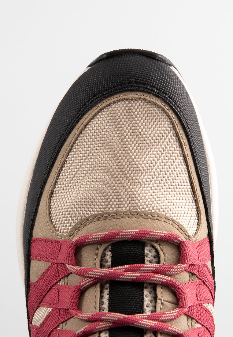 Beżowe sneakersy z teksturowaną cholewką, czubkiem w kolorze czarnym i różowymi sznurówkami na siateczkowym panelu. Posiadają stębnowanie i gumową podeszwę dla lepszej przyczepności.