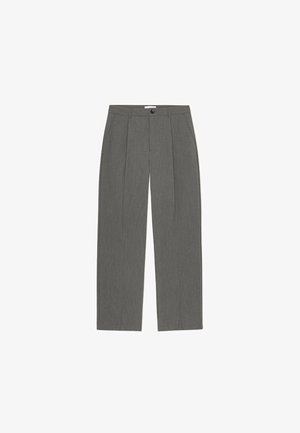Pantalon gris plissé avec une coupe droite, doté d'une fermeture à boutons devant et d'un tissu texturé pour un look sur mesure.