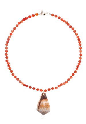 Rote Perlenkette mit einem Anhänger in Form einer Tropfenschale mit glatter, glänzender Oberfläche und natürlichen Mustern.