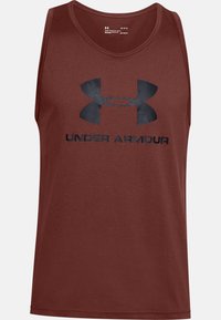 Bordowy bezrękawnik wykonany z miękkiego materiału; z przodu znajduje się duże czarne logo Under Armour.