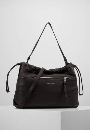 Sort lædertaske fra Marc O’Polo med justerbar skulderrem, frontlynlåslomme og rynket topdetalje, vist på en hvid overflade.