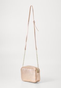 Borsa a tracolla in oro rosa metallico, di forma rettangolare, con finitura texturizzata e tracolla a catena. Presenta una chiusura con zip e un design minimalista.